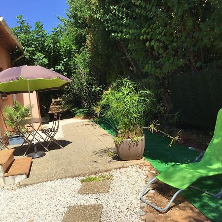 Charmant Appartement A Le Muy Avec Terrasse Et Jardin エクステリア 写真