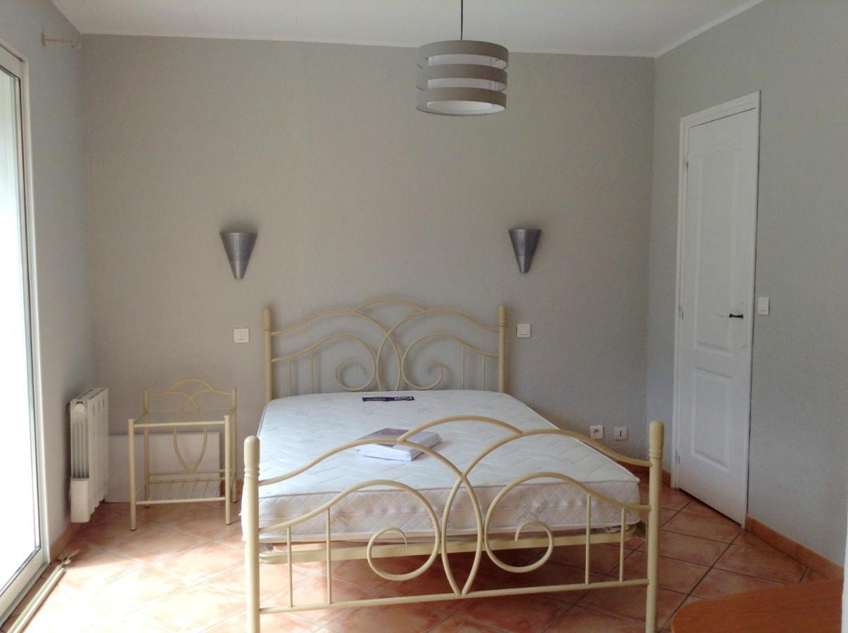 Charmant Appartement A Le Muy Avec Terrasse Et Jardin エクステリア 写真