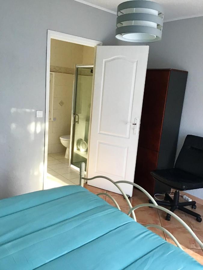 Charmant Appartement A Le Muy Avec Terrasse Et Jardin エクステリア 写真